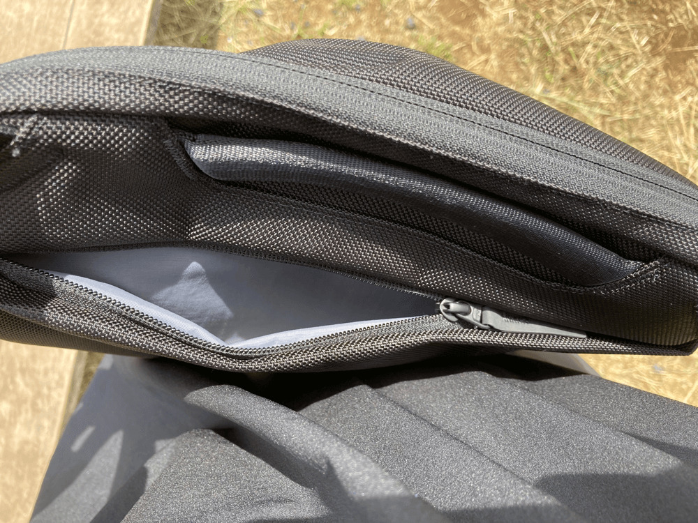 aer-day-sling-3-maxの背面ポケット