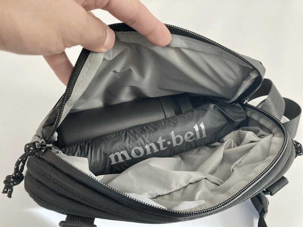 水筒と折り畳み傘を収納したpackbag-plusの真ん中のポケット