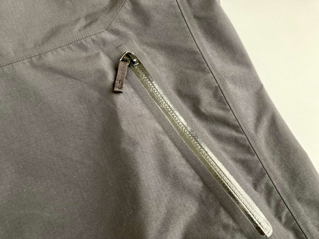 閉まっているジップ