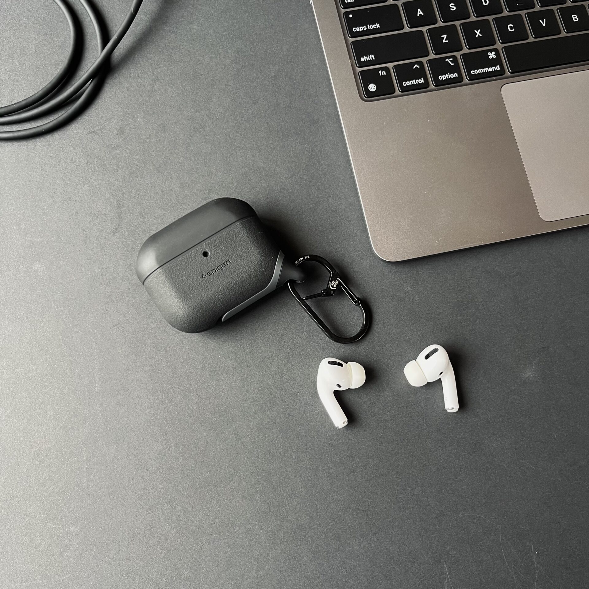 Apple AirPods Proとカラビナ付きケース