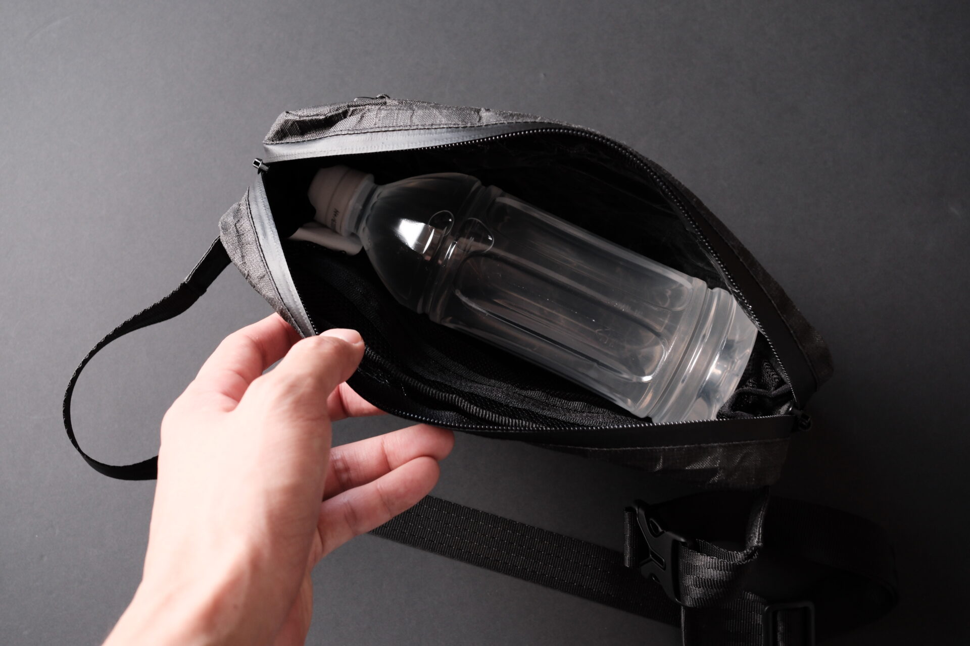 LITEWAY FANNY PACK ULTRAにペットボトルを収納