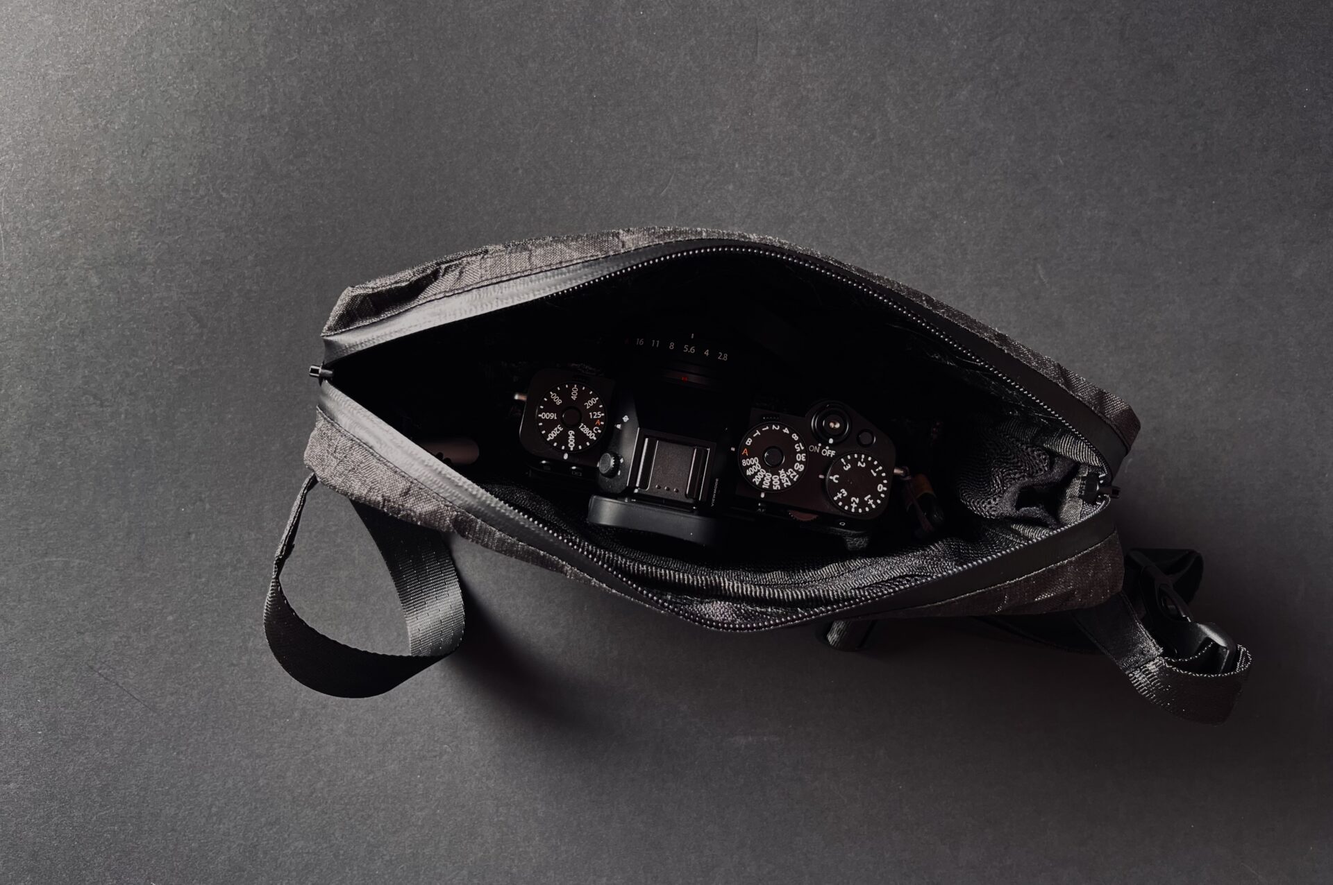 LITEWAY FANNY PACK ULTRAにミラーレス一眼を収納